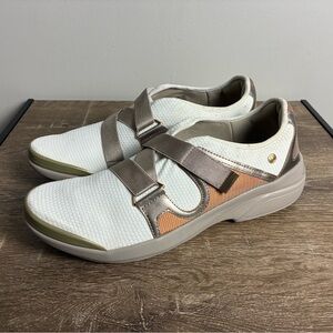 BZEES Offbeat White Silver Slip On Sneakers NWOB Sz 11 M